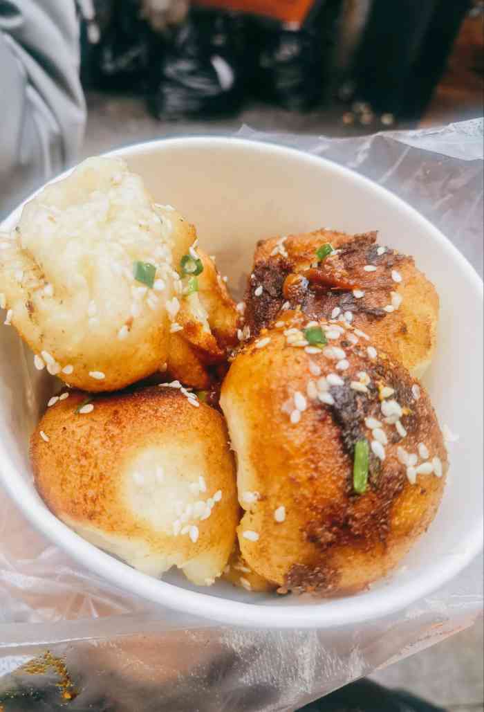 阿宝生煎包(万松园总店)-"第一家能让我排队排40-50分钟的生煎包.