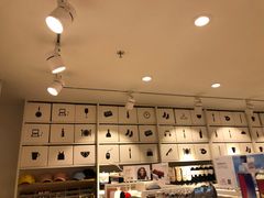 -名创优品(北京新中关购物中心地铁层店)