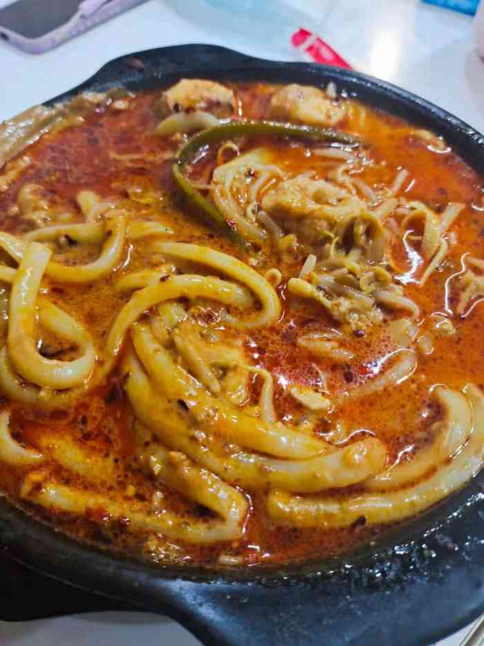 冷面,是按份卖的,面可以要两掺的,我最喜欢牛筋面的,很有嚼劲,用砂锅