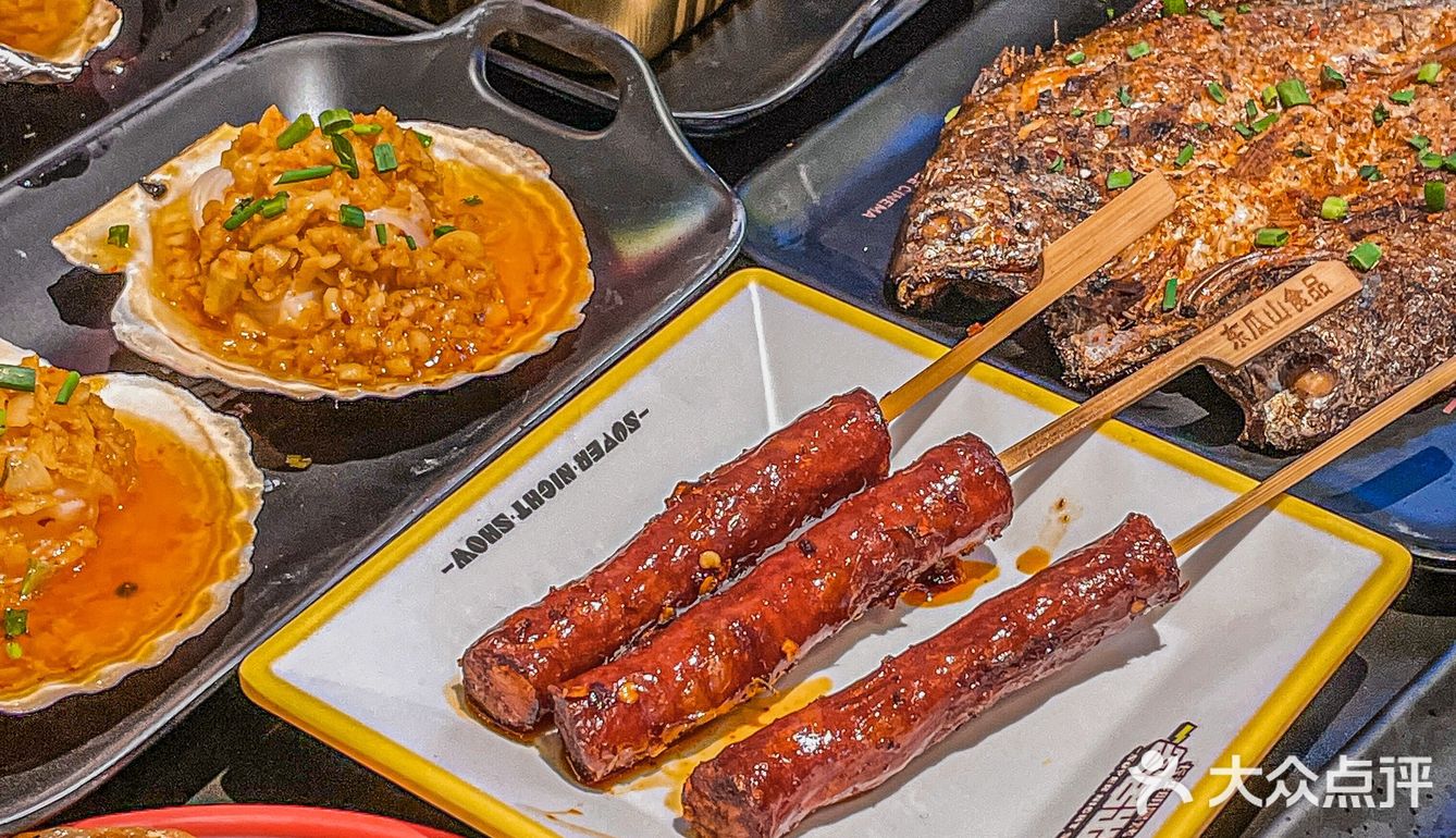 它这里的肉肠特别出名 用的是鲜肉肠先油炸后烧烤