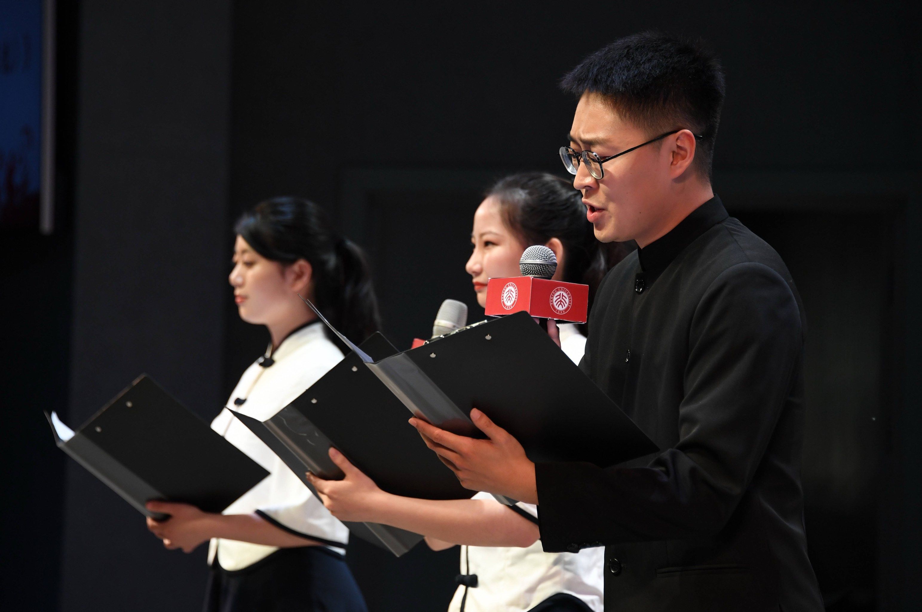 诗歌朗诵就是朗诵者用清晰的语言,响亮的声音