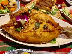 烤鱼-卷心菜和避孕套餐厅(Pattaya)