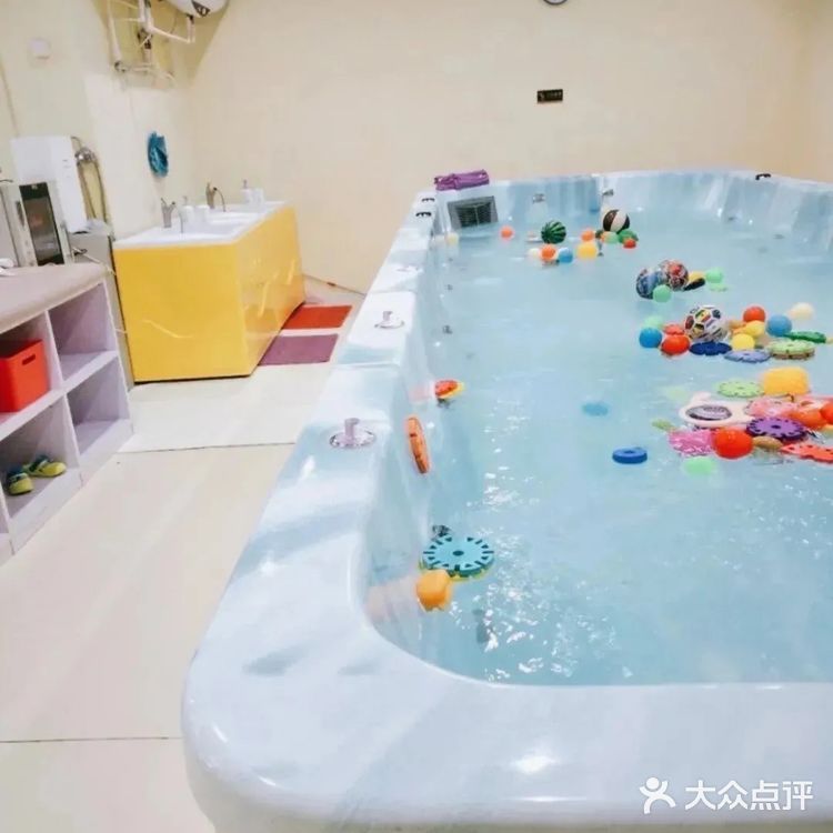 炎热的夏季 清凉的水池