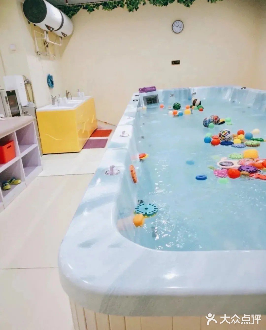 炎热的夏季 清凉的水池