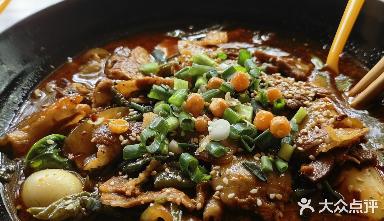 八元就可以加这么多回锅肉的麻辣烫
