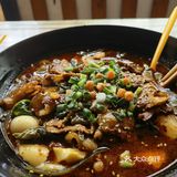 八元就可以加这么多回锅肉的麻辣烫
