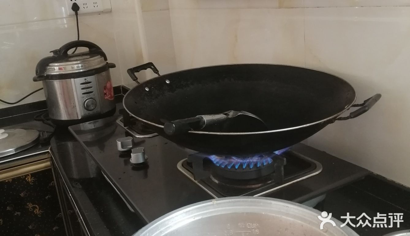 煮鸡酒前最好把鸡肉生炒一下，然后再拿去炖