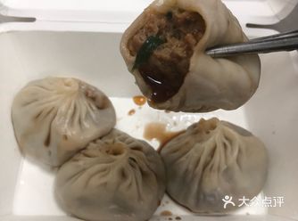 小笼包的吃法也与其它包子不同。先在皮上咬一小口