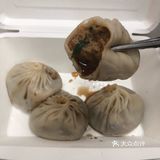 小笼包的吃法也与其它包子不同。先在皮上咬一小口