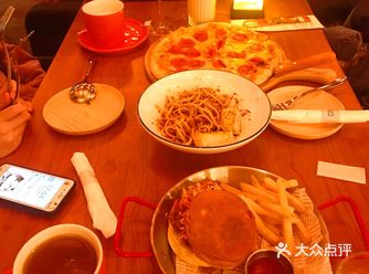 酒水的选择很多,音乐比较欢快,音量大小刚刚好