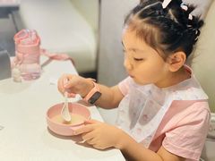 认真喝汤的小可爱-煲王粤菜餐厅(中侨中心店)