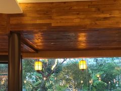 -茅草房·河畔园林火锅