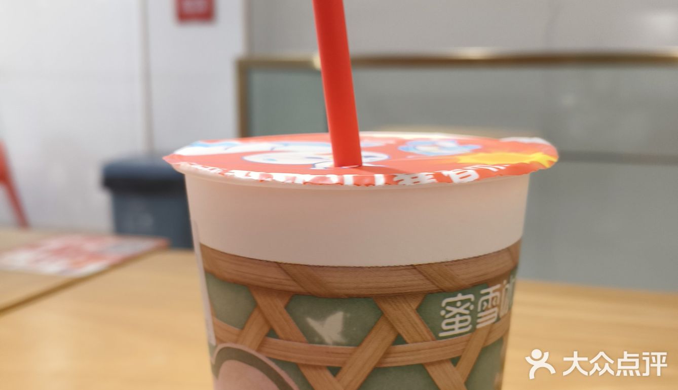 奶茶店的悠闲座位安排