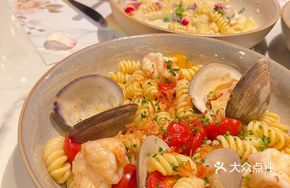 Sea Urchin, Shrimp, and Scallop Seafood Sauce Flower Pasta