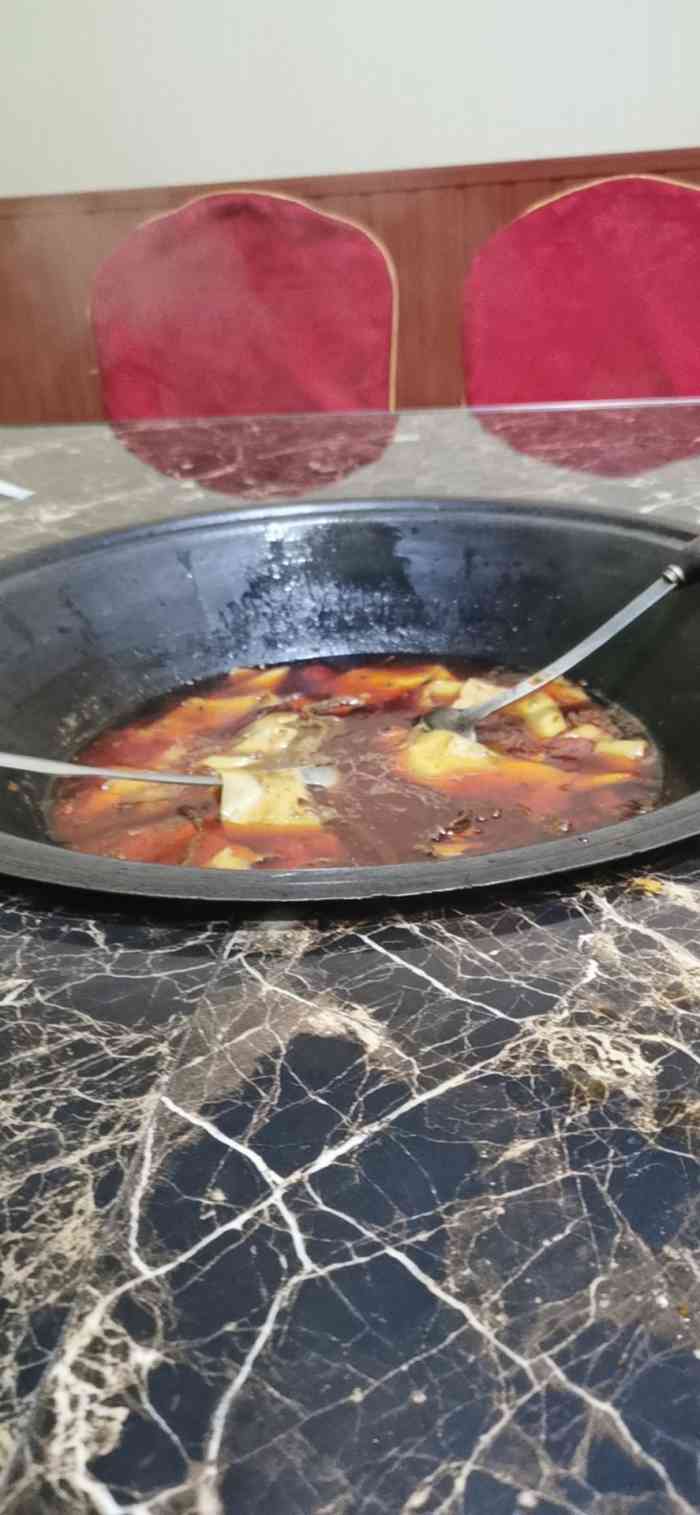 灶王爷铁锅炖(太白店)-"点菜时说好的要一半排骨,一半鸡肉馅,结果.