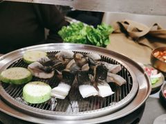 -围炉肉舍•炭烤活鳗•丹东海鲜烤肉(步行街店)