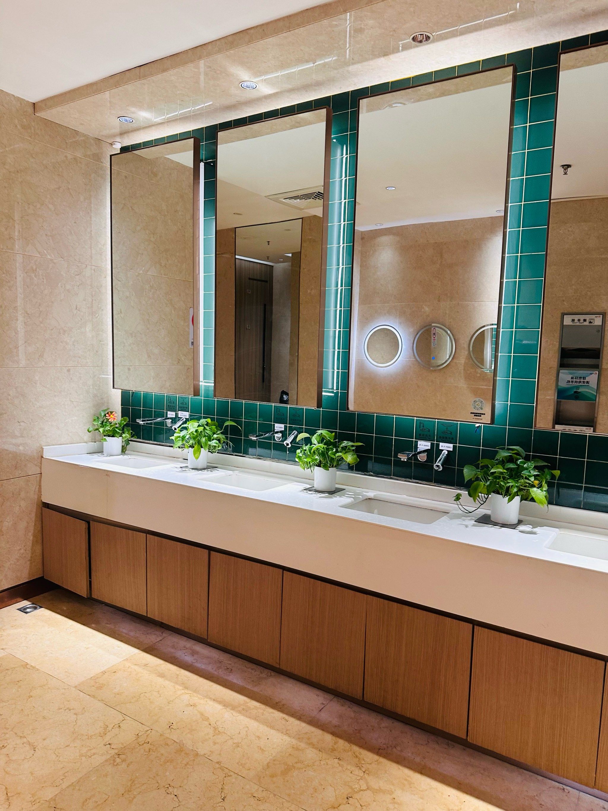 商场厕评红黑榜之宝杨宝龙广场