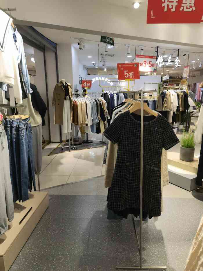 瞻园奥特莱斯商场-"老牌奥特莱斯了.品牌还算比较全的.