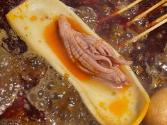 火箭鱿鱼躺在千页豆腐上-来涮蜀鲜货火锅串串香(菜市口店)