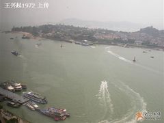 从窗口看对岸鼓浪屿全景-必胜客(海滨店)