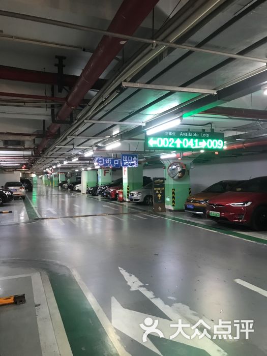 月星环球港地下车库图片 第3张