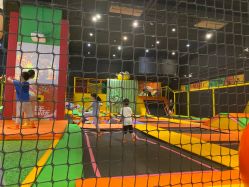 -蹦蹦跳跳(新奥购物中心店)