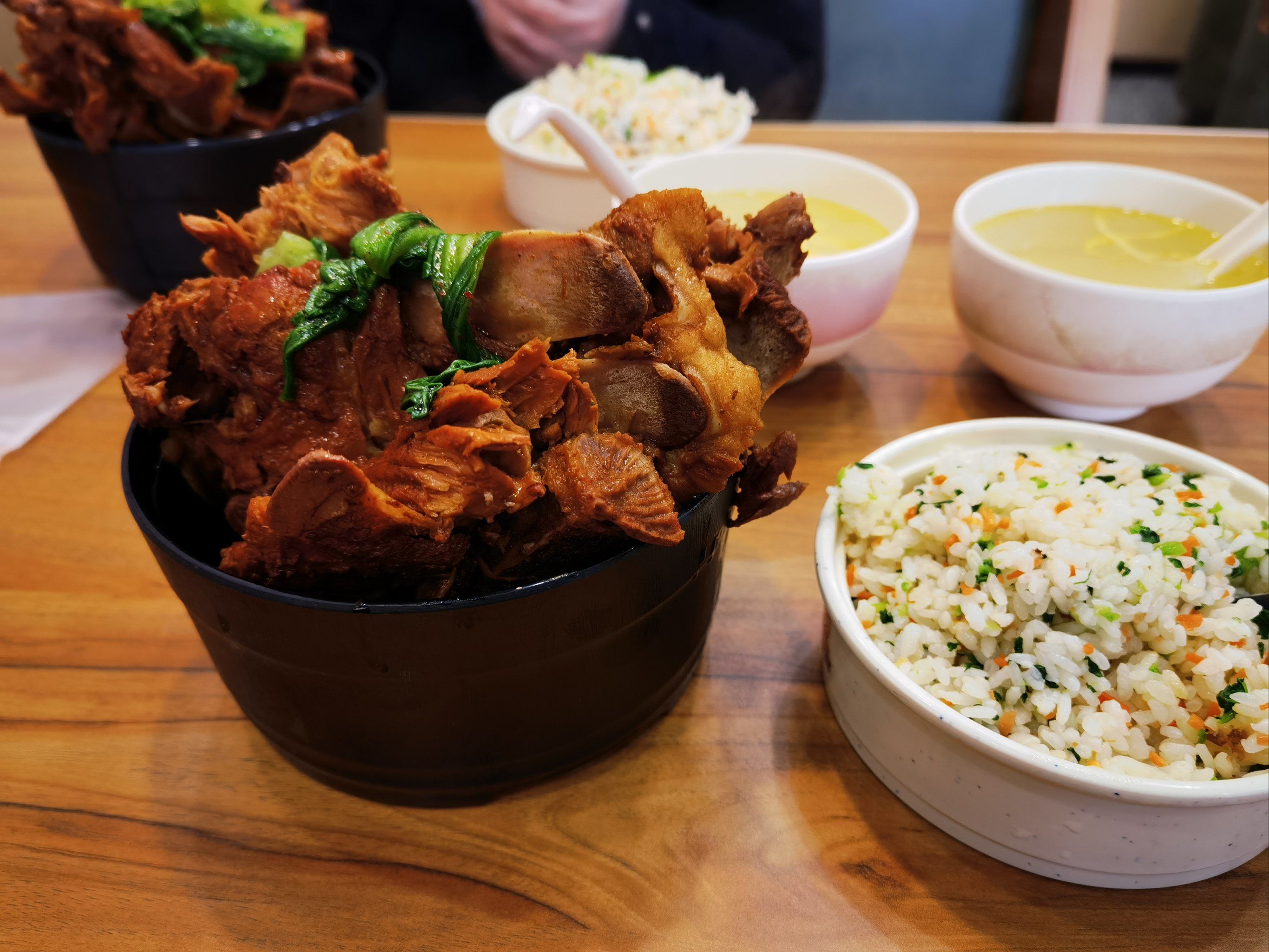 后宰门鸡鸣汤包的大骨头饭