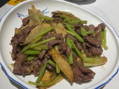 姜片香芹炒黄牛肉-秋色客家菜(南山店)