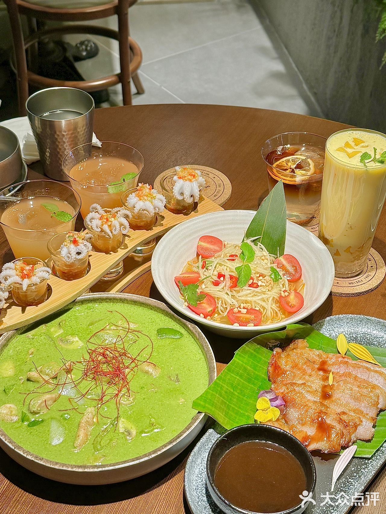 进门就是调酒吧台这边的调酒师很懂女孩子哦