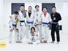 -菠萝格斗巴西柔术训练馆