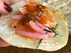 烟熏三文鱼配烤饺子皮和芥末籽酱-BOR Eatery(安福路店)