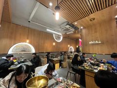 大堂-围炉肉舍•炭烤活鳗•丹东海鲜烤肉(步行街店)