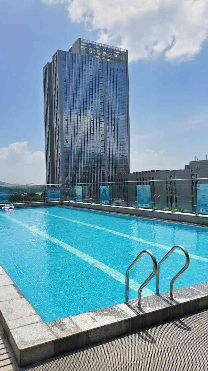 上鸿汤泉-"服务态度特别差,每一个穿蓝色制服的都很凶.