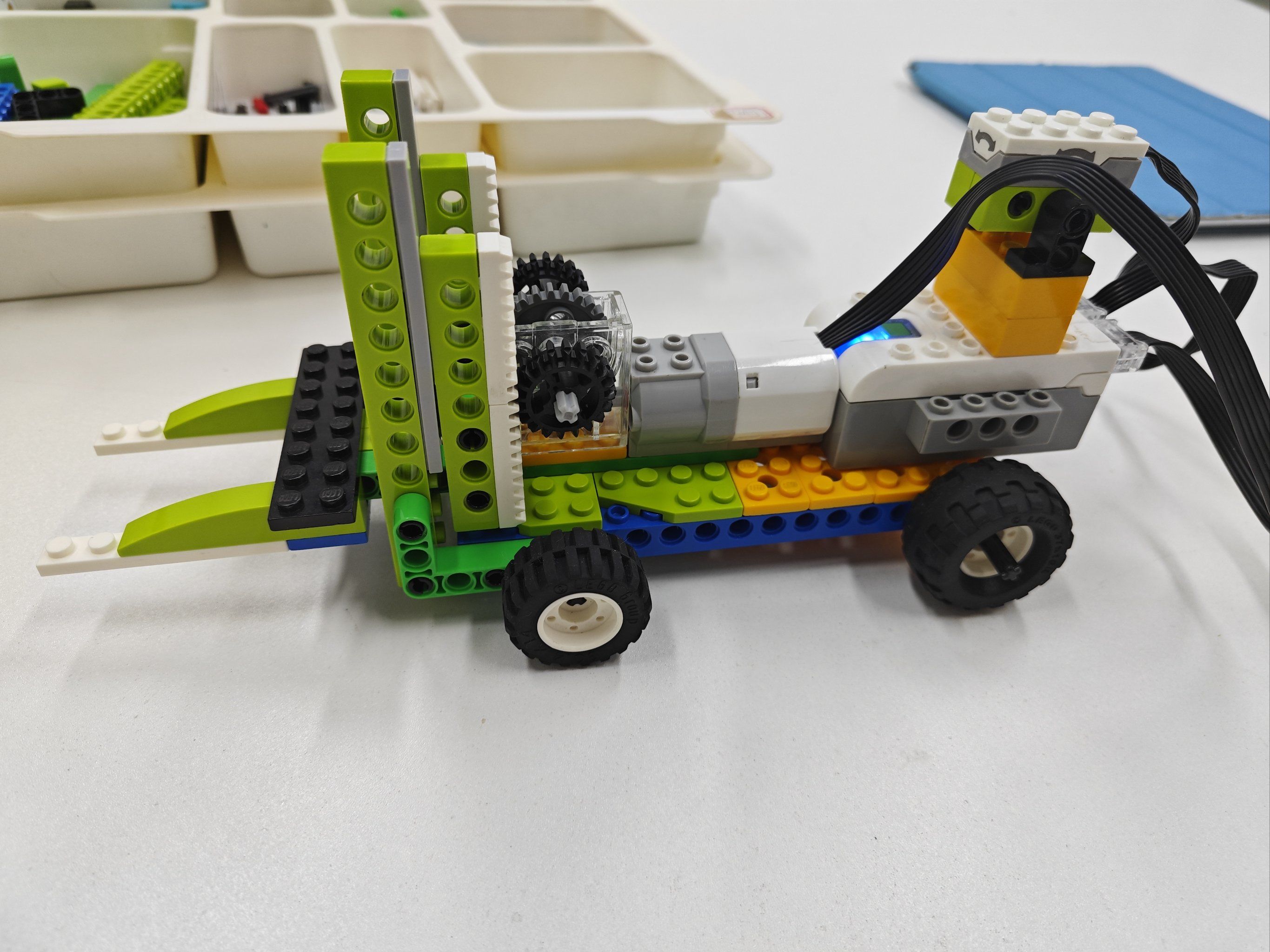 创意无限!wedo器材搭建的迷你叉车,乐趣无