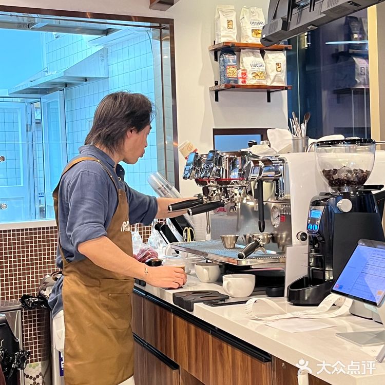 食入开心果瑞士卷一枚