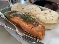 烟熏三文鱼配烤饺子皮和芥末籽酱-BOR Eatery(安福路店)