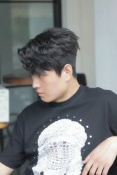 -一家只做男发烫染的店