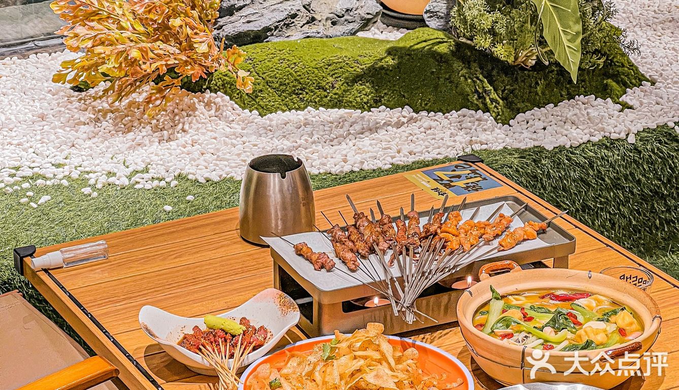 最近听说西塔开了一家露营风的串儿店，就想着来看一看