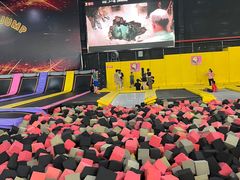 -嘿哟动霸CHUA·新潮玩运动娱乐中心·蹦床滑冰团建乐园