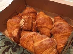 流心咸蛋黄牛角包-莎琳娜食品有限公司·蛋糕店