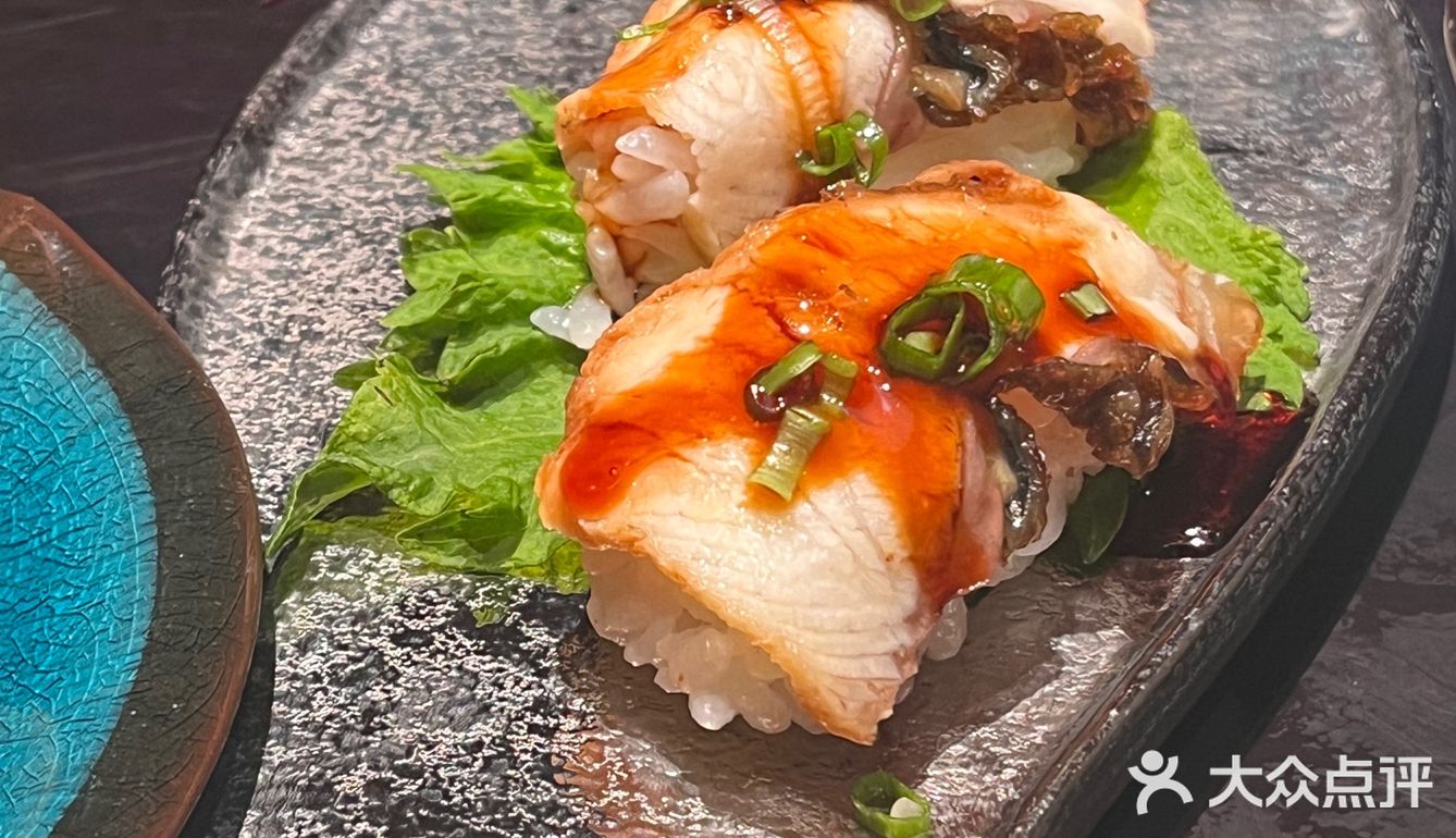 一个人边吃日料边看蜡笔小新是种什么体验？