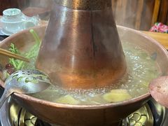 -果松木炭酸菜铜火锅·外婆参鸡汤