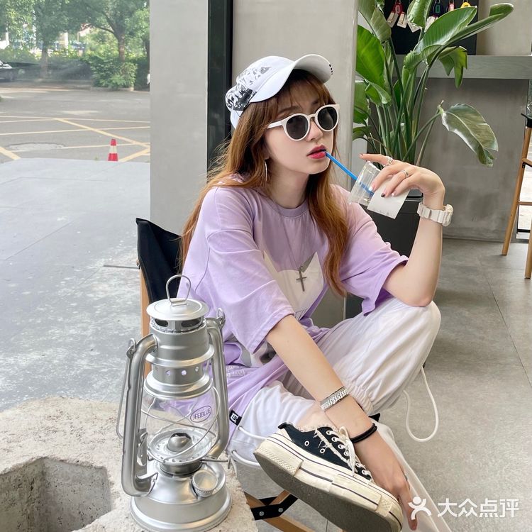夏日撞色穿搭|超出片的潮流品牌coffee集合店