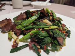 蒜苗炒萍乡腊牛肉-四海酒家生态粤菜