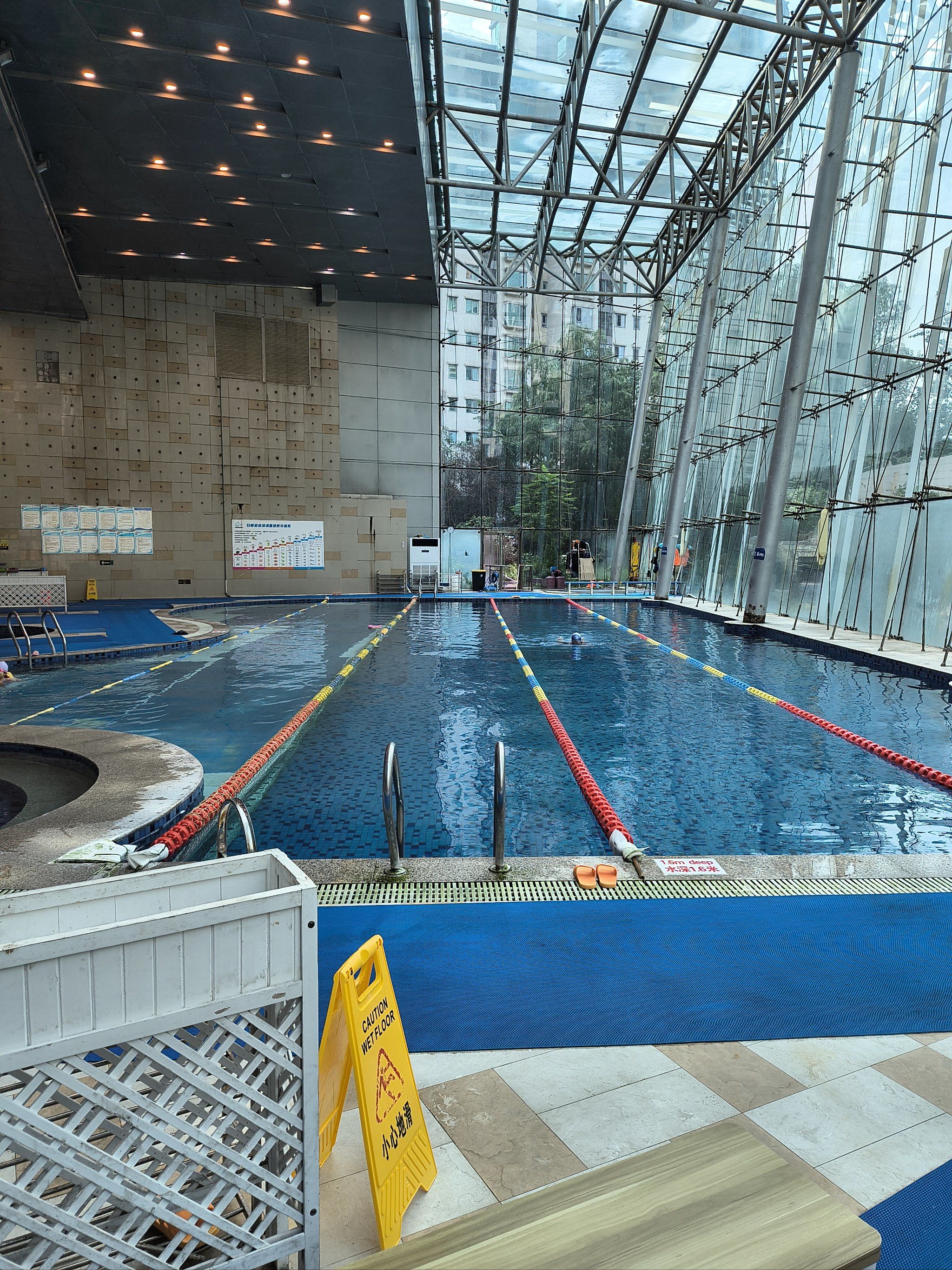 泳池最浅处才半米深,深水区到1米6,适合教学