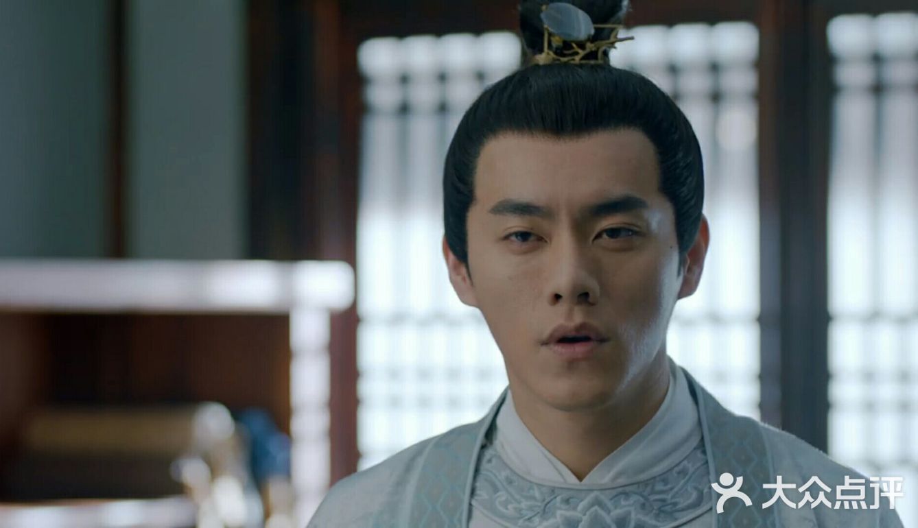 此时，苏伏在院中撑伞出现，告诉萧颂他来接冉颜