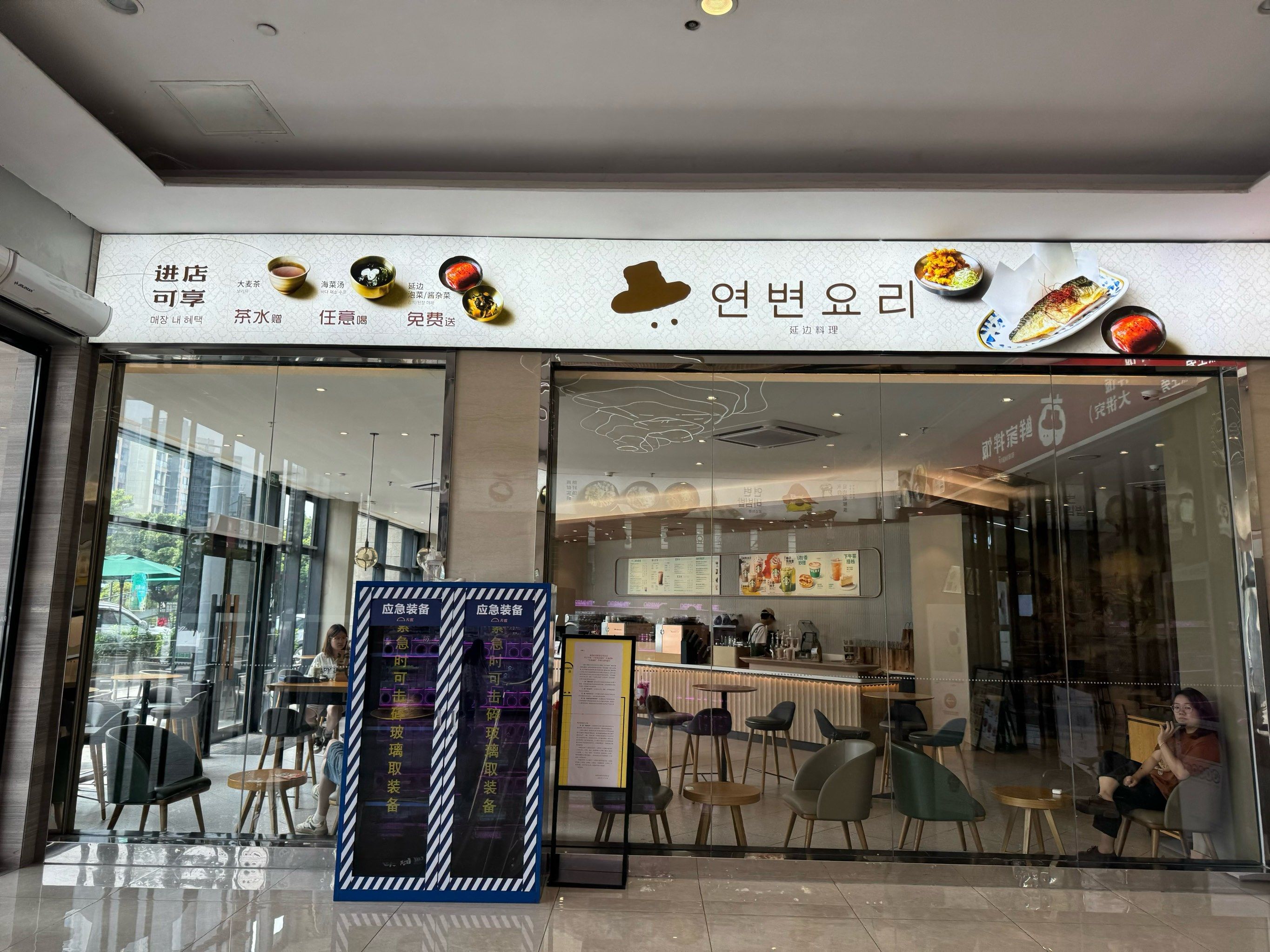 依然坐满了顾客,但是座位还是好找的
点了招牌石锅拌饭,刚端上时