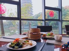 靠窗位-听松楼·花园酒店·自助餐厅(红梅公园店)