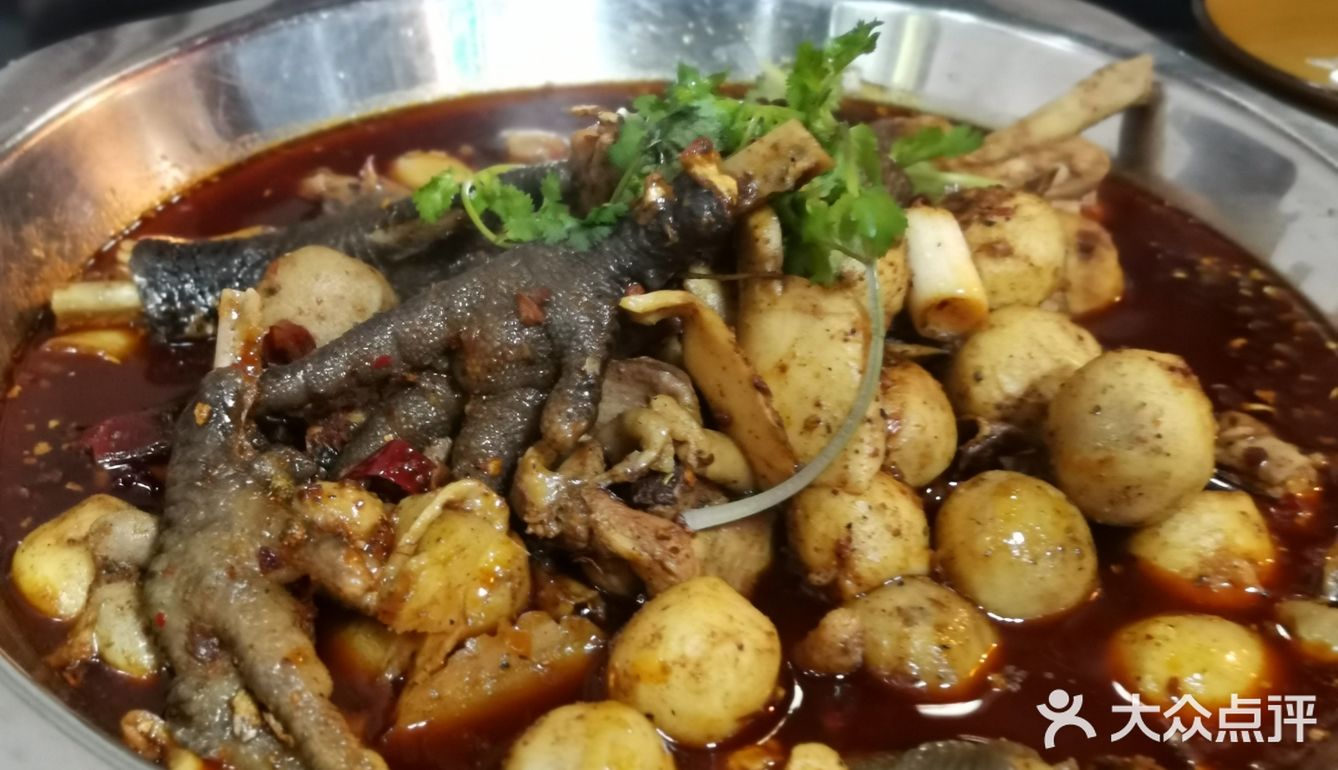 我还在想吃什么，朋友主动要求去吃这家芋儿鸡
