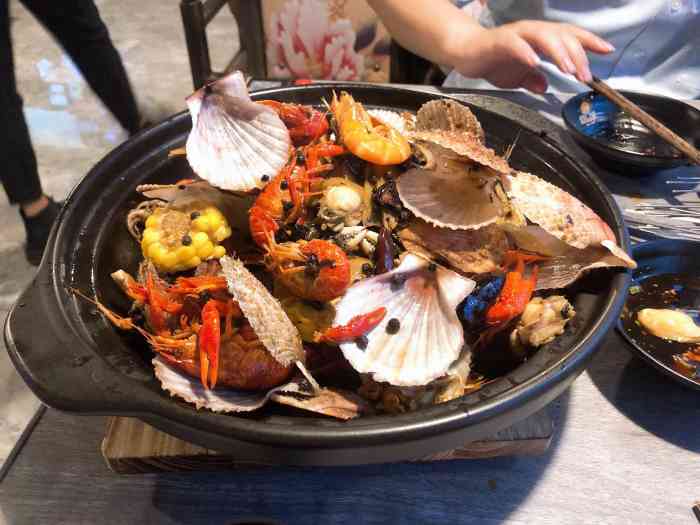 小瓦罐海鲜手把串(黄山西路店)-"小瓦罐海鲜手把串~人特别多,饭点需要